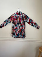 African dashiki shirt for men is a traditional garment originally from West Africa. Characterized by its vibrant colorful African prints. Typically made from cotton. This shirt is versatile for casual or formal wear