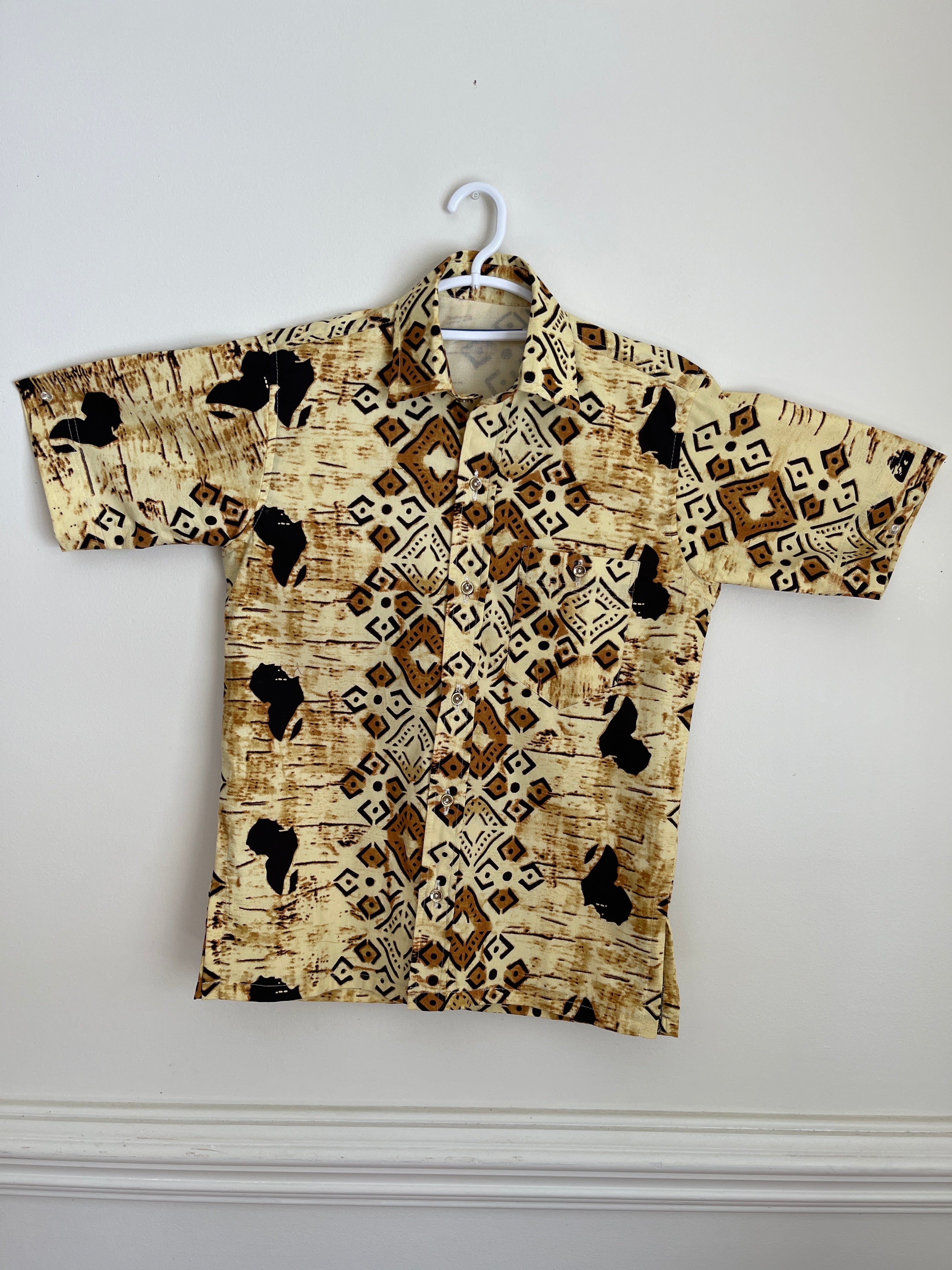 African dashiki shirt for men is a traditional garment originally from West Africa. Characterized by its vibrant colorful African prints. Typically made from cotton. This shirt is versatile for casual or formal wear